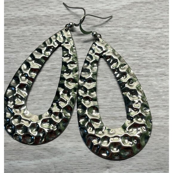 Silver Tone Earrings Hammered Metal Teardrop Dangle Retro 80s Boho Chic - Picture 4 of 6
